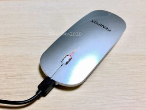 マウス本体に接続する「USBジャック」はマイクロBです。
