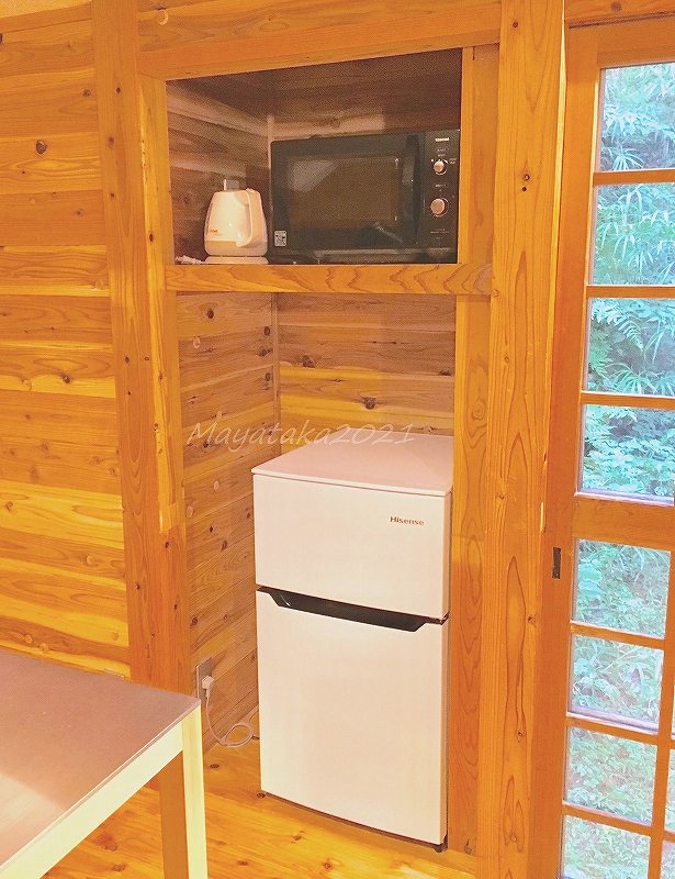 森のコテージ『つつじ』のキッチンの冷蔵庫、電子レンジ、湯沸かしポット