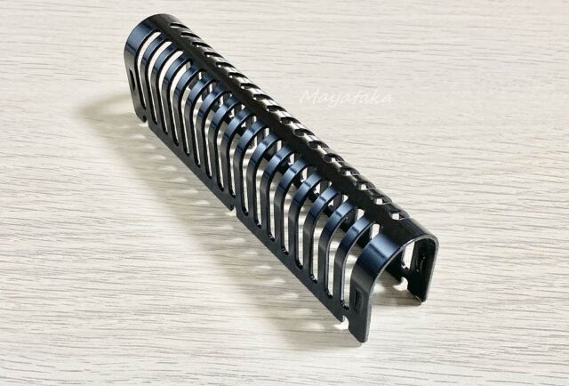 カバー には アルミ を 採用 ( 取付方向 が ある ) その 1