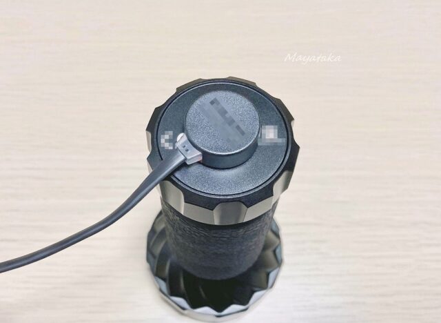 OLIGHT Marauder mini を 使 用 す る 前 に 充 電 す る。その 1