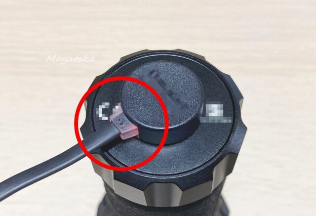 OLIGHT Marauder mini を 使 用 す る 前 に 充 電 す る。その 2